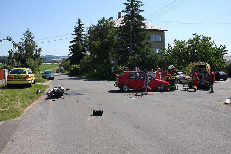 Velmi těžká nehoda se stala ve středu 30. června mezi zlínskými částmi Kostelec a Lešná. Tam se srazilo auto s motorkářem.