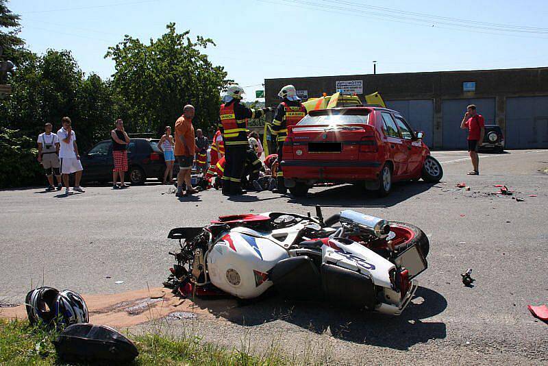 Velmi těžká nehoda se stala ve středu 30. června mezi zlínskými částmi Kostelec a Lešná. Tam se srazilo auto s motorkářem.