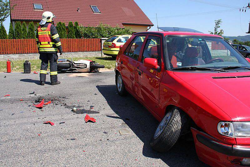 Velmi těžká nehoda se stala ve středu 30. června mezi zlínskými částmi Kostelec a Lešná. Tam se srazilo auto s motorkářem.