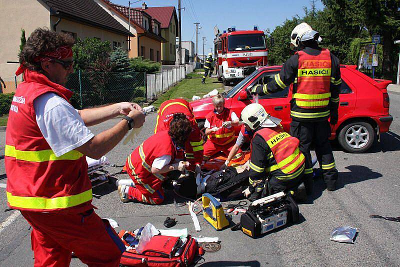 Velmi těžká nehoda se stala ve středu 30. června mezi zlínskými částmi Kostelec a Lešná. Tam se srazilo auto s motorkářem.