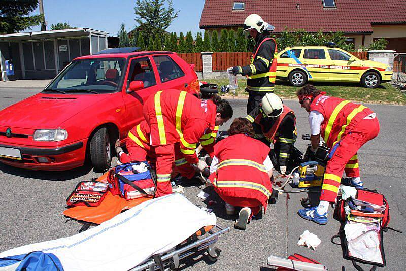 Velmi těžká nehoda se stala ve středu 30. června mezi zlínskými částmi Kostelec a Lešná. Tam se srazilo auto s motorkářem.