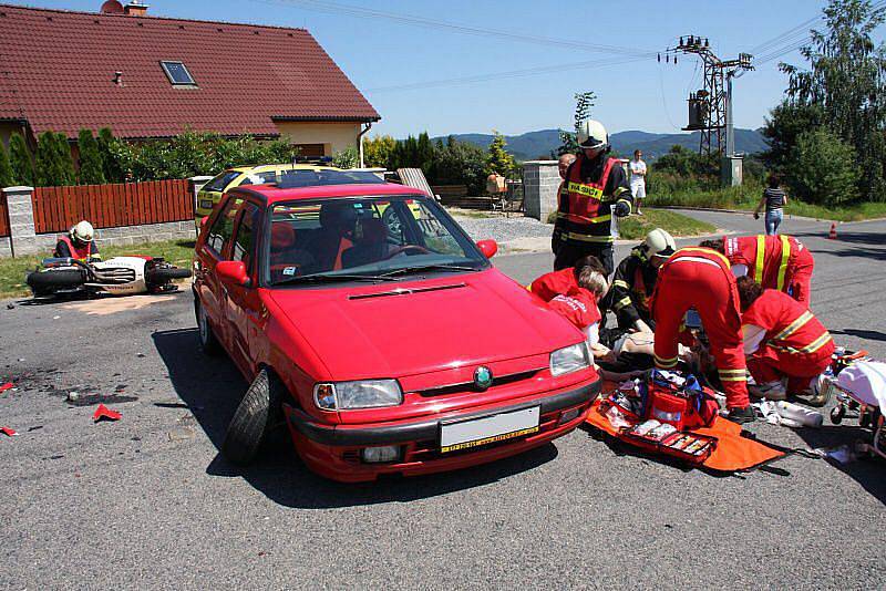 Velmi těžká nehoda se stala ve středu 30. června mezi zlínskými částmi Kostelec a Lešná. Tam se srazilo auto s motorkářem.