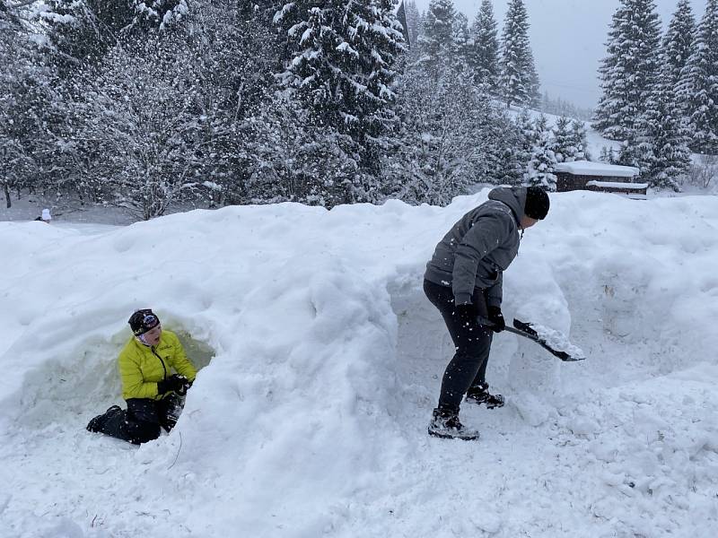 Lidé si užívají sněhovou nadílku ve Velkých Karlovicích.