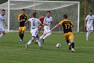 Fotbalisté Luhačovic (bílé dresy) v páteční předehrávce 4. kola krajského přeboru Zlínska podlehly Slušovicím 0:1 a dál čekají v nové sezoně na první výhru.