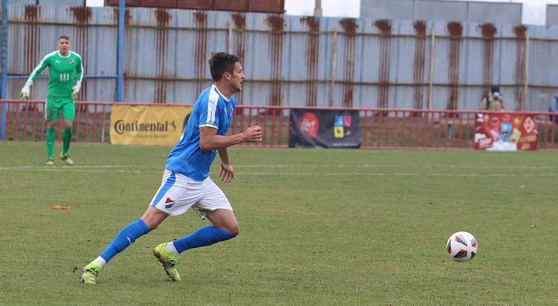 Fotbalisté Otrokovic (červené dresy) doma podlehli Baníku Ostrava "B" 1:4.