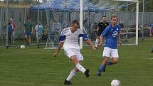 Fotbalisté Tlumačova (modré dresy) v rámci oslav výročí devadesáti let kopané v obci porazili Zdounky 2:0.