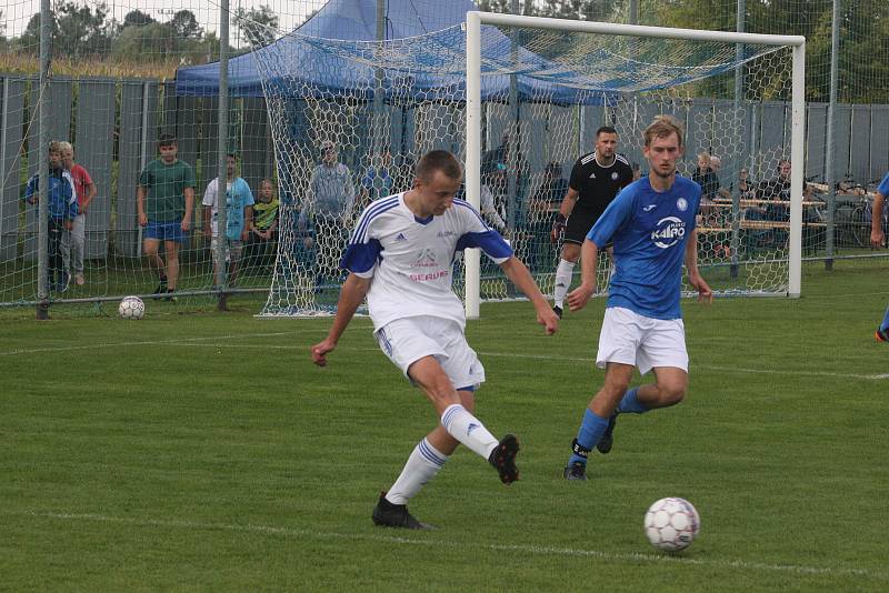 Fotbalisté Tlumačova (modré dresy) v rámci oslav výročí devadesáti let kopané v obci porazili Zdounky 2:0.