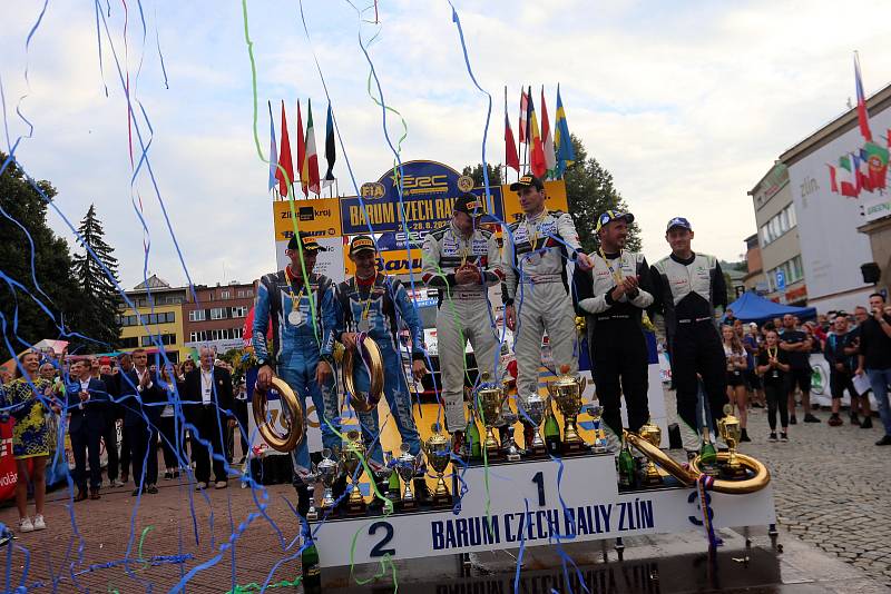 Slavnostní vyhlášení výsledků 51. ročnku Barum Czech Rally Zlín před radnicí. Z prvenství se posedmé v řadě, po desáté celkově, radoval Jan Kopecký.