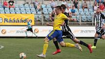 Fotbalisté Zlína (ve žlutých dresech)  prohráli v 8. kole FORTUNA:LIGY na hřišti nováčka z Českých Budějovic 0:2. Foto: pro Deník/Jan Zahnaš