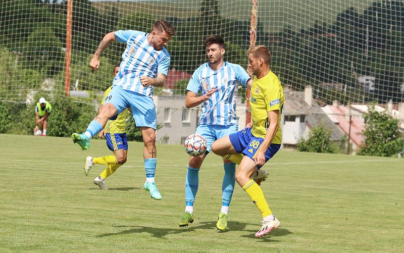 Fotbalisté Zlína (žluté dresy) se na hřišti v Luhačovicích utkali s druholigovým Prostějovem. Foto: Jan Zahnaš