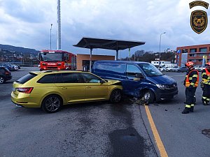 Záchranáři zasahují ve středu 13. března 2024 dopoledne u nehody osobního vozu a dodávky ve Zlíně-Přílukách.