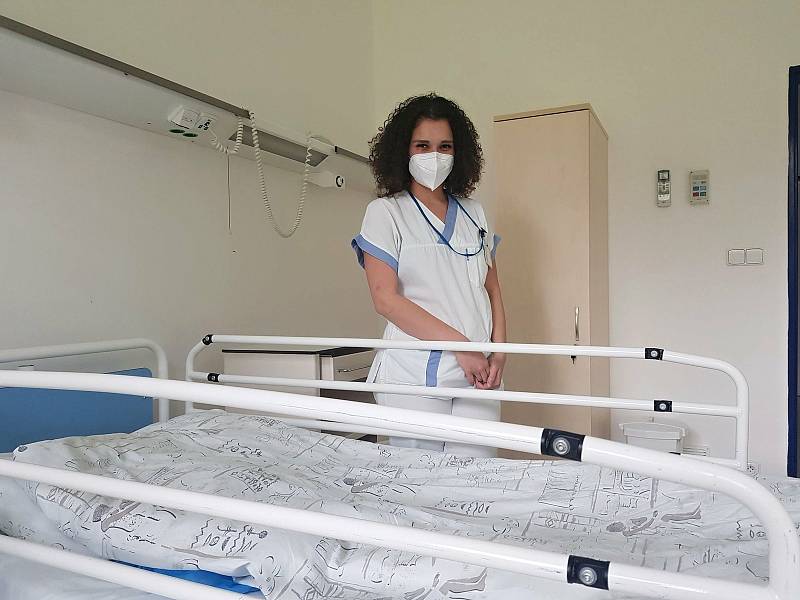 Studentka Marie Hanáčková pomáhala při druhé vlně epidemie onemocnění Covid-19 jako dobrovolnice na plicním oddělení Krajské nemocnice Tomáše Bati ve Zlíně. Jejího příběhu si všiml i štáb americké CNN.