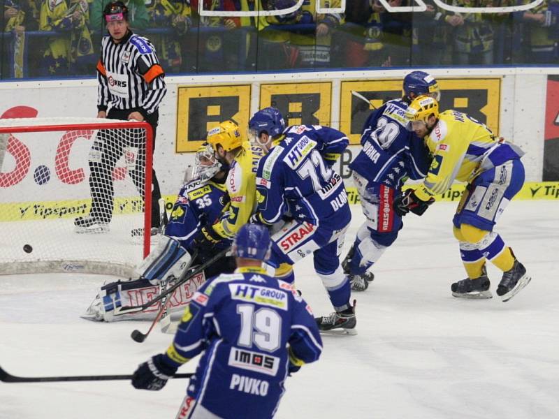 V úvodním utkání finále play off extraligy hokejistů hostil Zlín (ve žlutém) v moravském derby Kometu Brno.