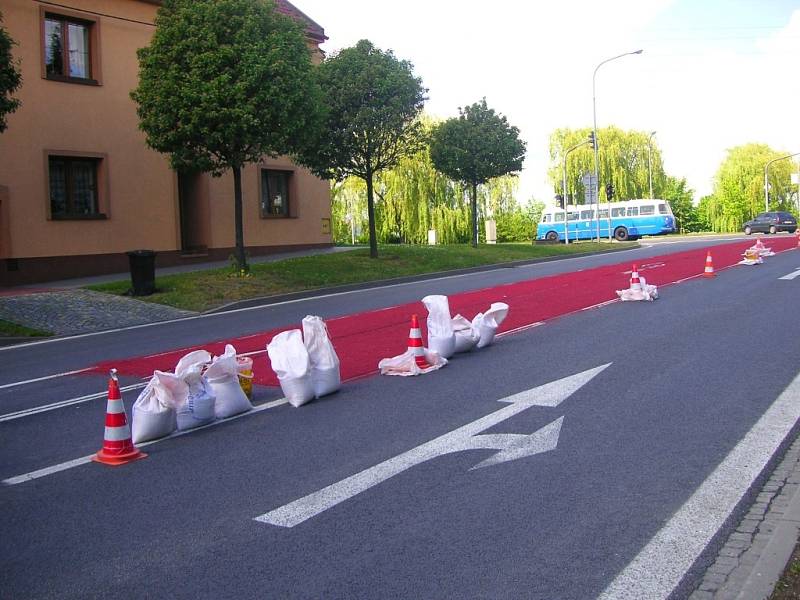 V Otrokovicích v místě křižovatky silnice I/55I s místní komunikací Nadjezd byl proveden z důvodu zvýšení bezpečnosti silničního provozu ve zmíněné křižovatce bezpečnostní protismykový nátěr.