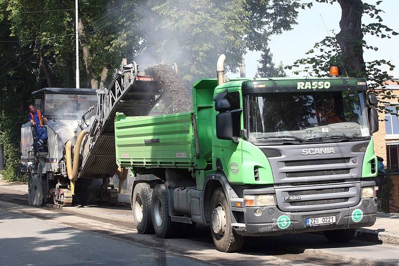 Oprava vozovky na ulici Štefánikova ve Zlíně.