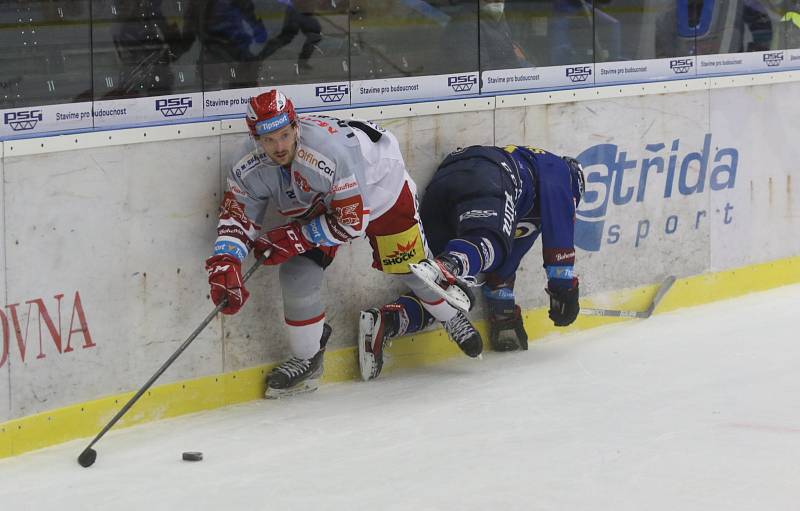 Hokejisté Zlína (modré dresy) ve 35. kole Tipsport extraligy vyzvali hradecký Mountfield.