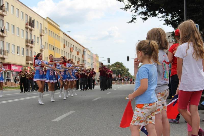 Zlínem prošel parádní průvod v rámci Mezinárodního festivalu dechových orchestrů a folklorních souborů