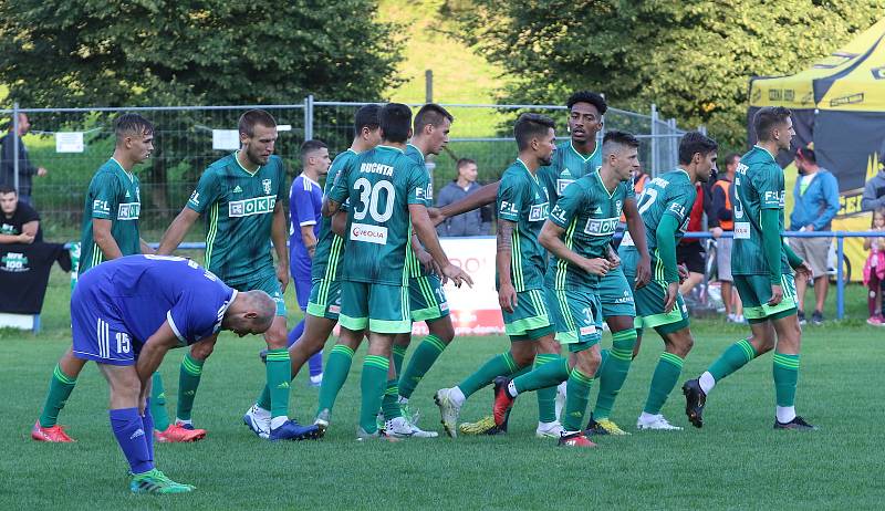 Fotbalisté Slavičína (v modrém) ve 2. kole MOL Cupu ve středu odpoledne před svými fanoušky podlehli prvoligové Karviné 1:5. Foto: Deník/Jan Zahnaš