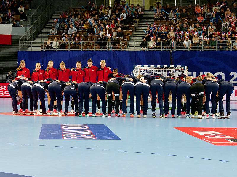 České házenkářky (v červených dresech) prohrály ve druhém zápase základní skupiny mistrovství Evropy s Norskem 17:31.  Foto: Autor: Robert Grim/chf.cz