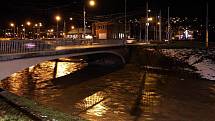 Zhruba šestikilometrový úsek řeky Dřevnice prohledávali v sobotu v podvečer zlínští hasiči. Do vody podle svědka měl ve Zlíně-Přílukách spadnout z mostu podnapilý muž.
