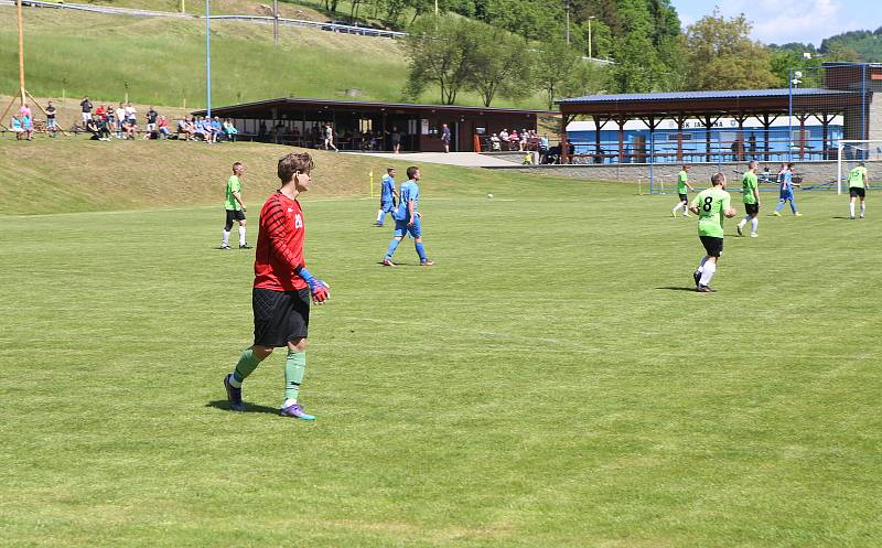 Fotbalisté Jasenné (modré dresy) smetli mužstvo Slopné 5:0.