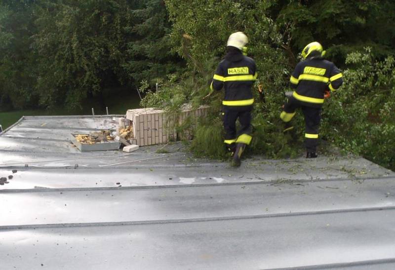 Přívalový déšť a bouřka působily škody na Zlínsku.