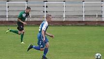 Slušovičtí fotbalisté (modré dresy) doma porazili Velké Karlovice 1:0.