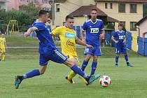 Fotbalisté Slavičína (v modrých dresech) zvítězili ve 2. kole divize E na hřišti konkurenčního Strání 2:0