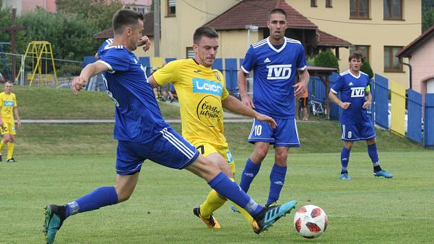 Fotbalisté Slavičína (v modrých dresech) zvítězili ve 2. kole divize E na hřišti konkurenčního Strání 2:0