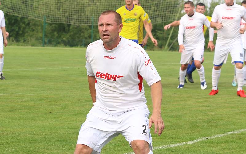 Fotbalisté Luhačovic (ve žlutých dresech) zvítězili na hřišti Sokola Veselá 4:3.