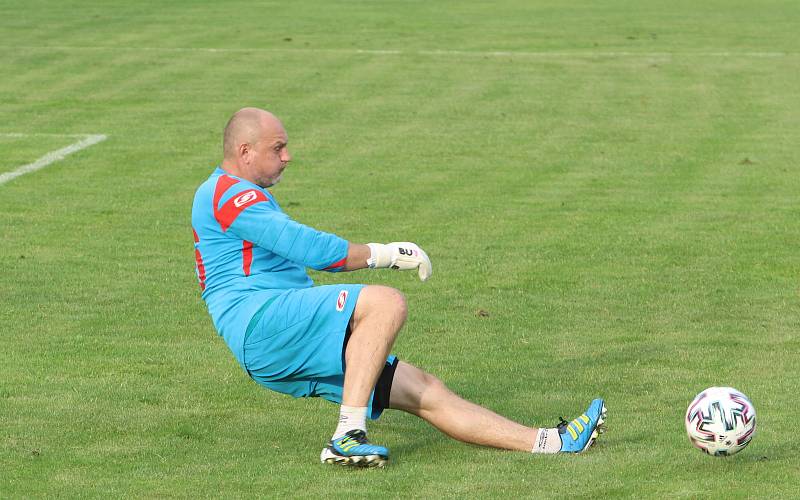 Fotbalisté Luhačovic (ve žlutých dresech) zvítězili na hřišti Sokola Veselá 4:3.