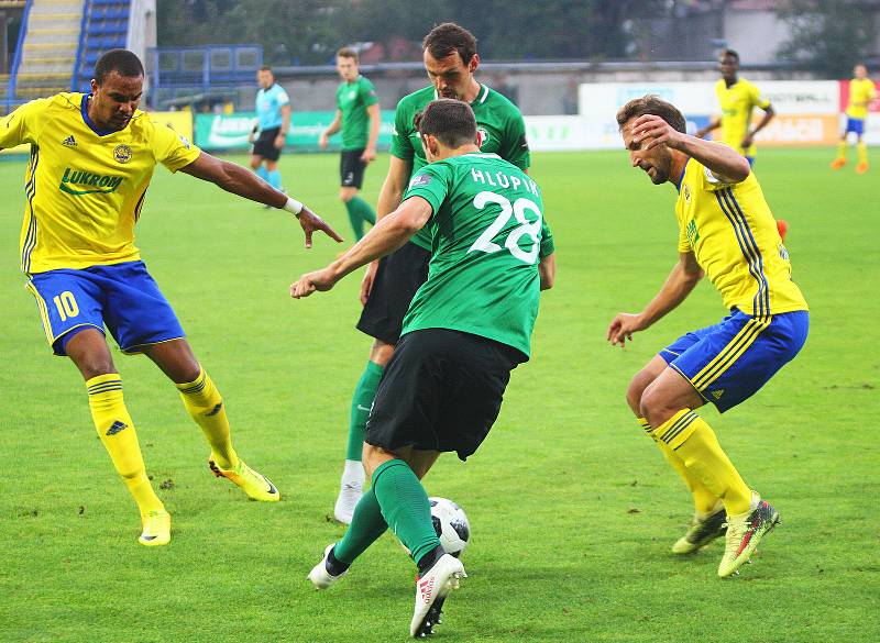 Fotbalisté Zlína (ve žlutých dresech) před reprezentační přestávkou přivítali na Letné Příbram.