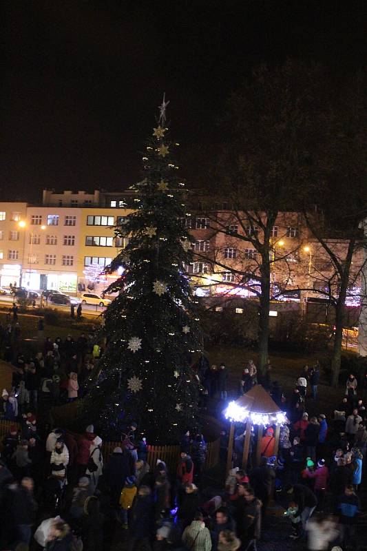 Ve Zlíně rozsvítili vánoční strom. Začal Adventní Zlín.