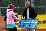 Rakušanka Melanie Klaffnerová (v bílém) ovládla 7. ročník mezinárodního tenisového turnaje žen kategorie ITF Smart Card Open Monet+ ve Zlíně, když v nedělním finále dvakrát přerušené deštěm bez větších problémů přehrála Slovenku Kristínu Kučovou 