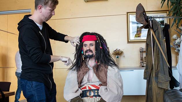 Hejtman Čunek se nechal namaskovat jako legendární kapitán Jack Sparrow.