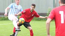 Fotbalisté Příluk (v červeném) v rámci I. B třídy skupiny A pokračují v jarní spanilé jízdě, v nedělním duelu 21. kola doma porazili 2:0 Poličnou.