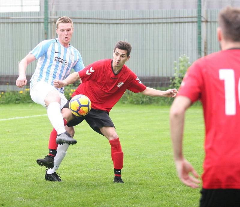 Fotbalisté Příluk (v červeném) v rámci I. B třídy skupiny A pokračují v jarní spanilé jízdě, v nedělním duelu 21. kola doma porazili 2:0 Poličnou.