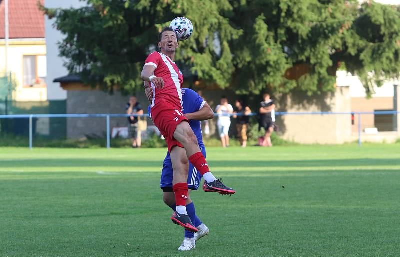 Dvizní fotbalisté Slavičína (v modrém) v rámci středečního 1. kola MOL Cupu doma vyřadili třetiligový Frýdek-Místek v prodloužení 3:2. Foto: pro Deník/Jan Zahnaš