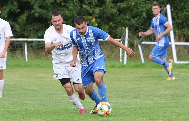 Fotbalisté Hluku (modrobílé dresy) otočili zápas ve Fryštáku, kde po přestřelce zvítězili 5:4.