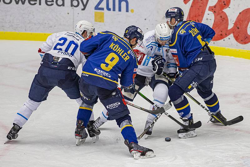 Extraligoví hokejisté Zlína (v modrém) v rámci 37. kola v úterý doma vyzvali favorizovanou Škodu Plzeň.