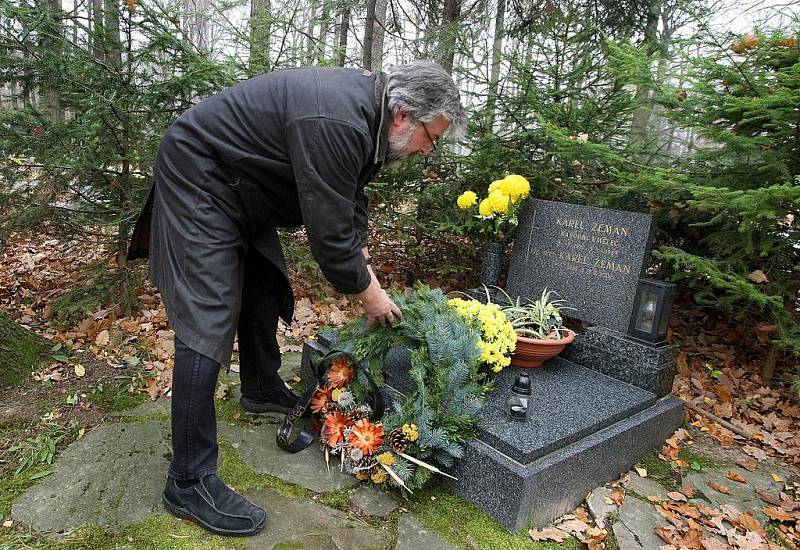 Delegace zlínských filmařů na čele se šéfem zlínských filmových ateliérů Zdeňkem Skaunicem (na snímku) ve středu 3. listopadu položili věnec k hrobu režiséra Karla Zemana. Ten by se dnes dožil 100 let.