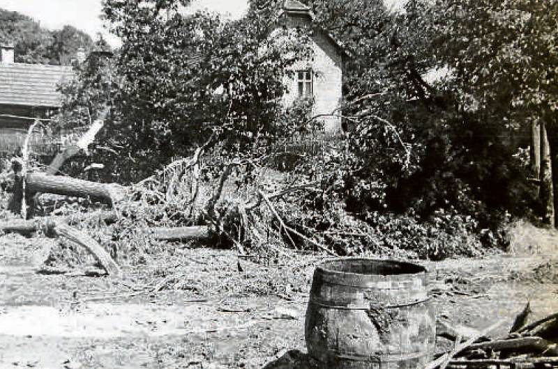 JASENNÁ, SMRTÍCÍ POVODEŇ. Rok 1939 byl pro obec Jasennou opravdu nešťastný. Kromě nacistické okupace museli čelit obyvatelé velké povodni. Potok Jasenka se vylil z břehů a voda protekla celou obcí. Voda ničila vše, co jí přišlo do cesty.