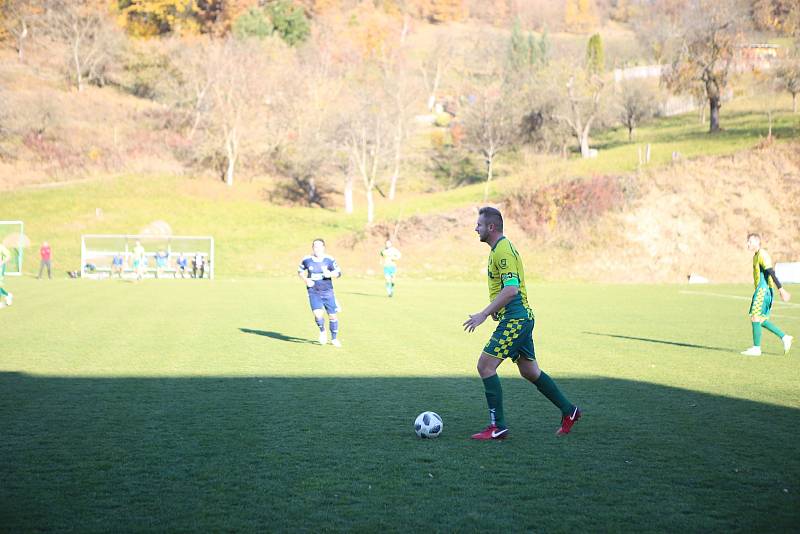 Fotbalisté Luhačovic (modré dresy) v posledním podzimním zápase Krajského přeboru doma podlehli Napajedlím 1:2.