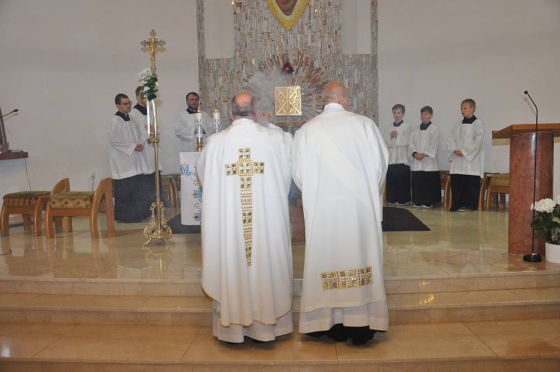 Slavnostní mše svatá. Po ní následovalo svěcení pramenů luhačovickým farářem Hubertem Wojcikem.  foto: Renáta Večerková