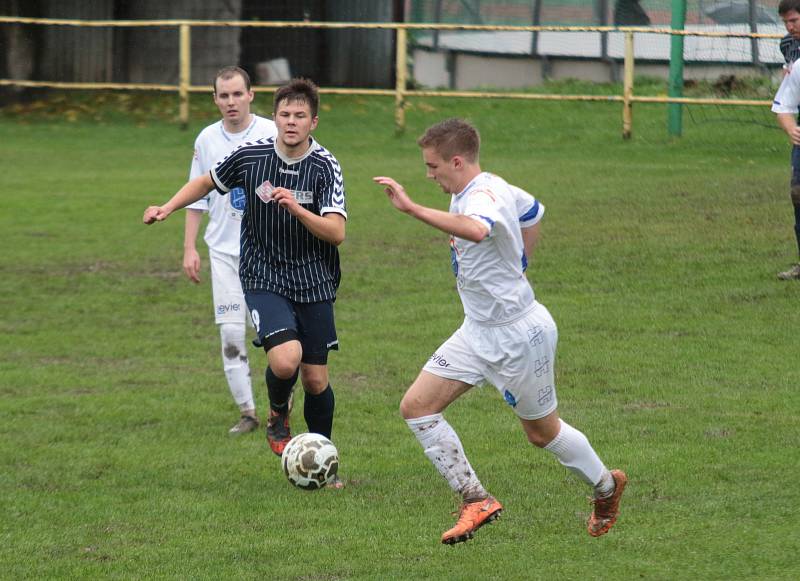 Vedoucí Malenovice na těžkém terénu udolaly Lužkovice 1:0 a uhájily pozici v čele tabulky. Další výhru lídrovi krajské soutěže vystřelil Martin Bartek.