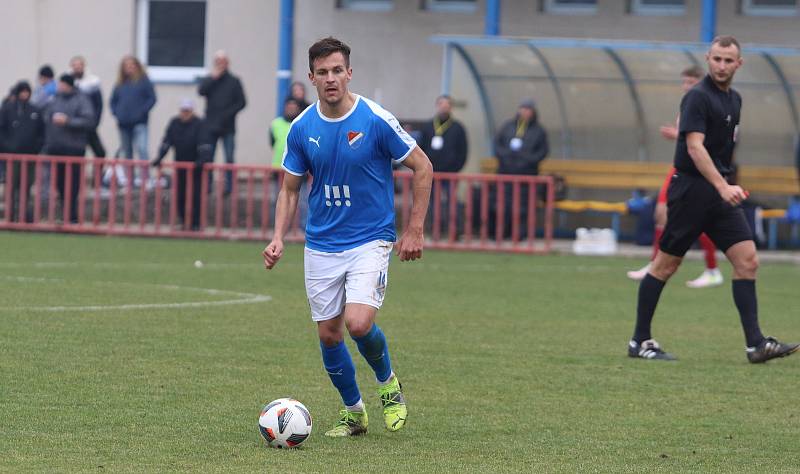 Fotbalisté Otrokovic (červené dresy) doma podlehli Baníku Ostrava "B" 1:4.