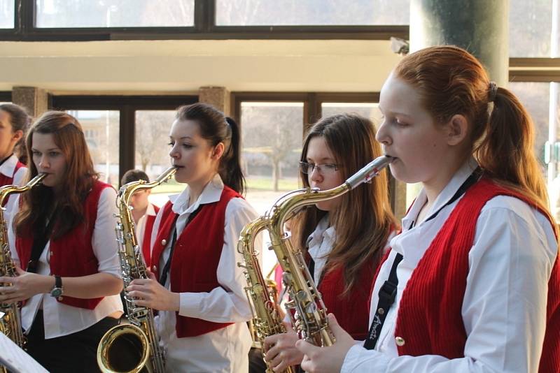 Luhačovický saxofonový orchestr, složený ze samých dívek. Věkové složení orchestru je od základní do střední školy. Jedná se o jediný orchestr svého druhu v ČR.