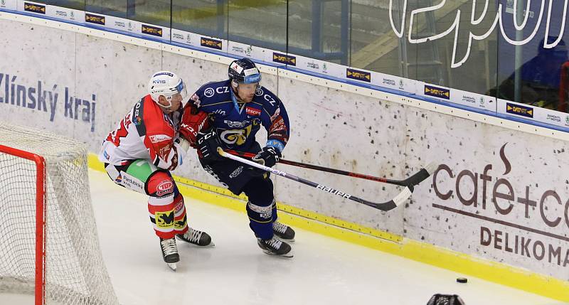 Hokejisté Zlína (modré dresy) v neděli večer vyzvali Pardubice.