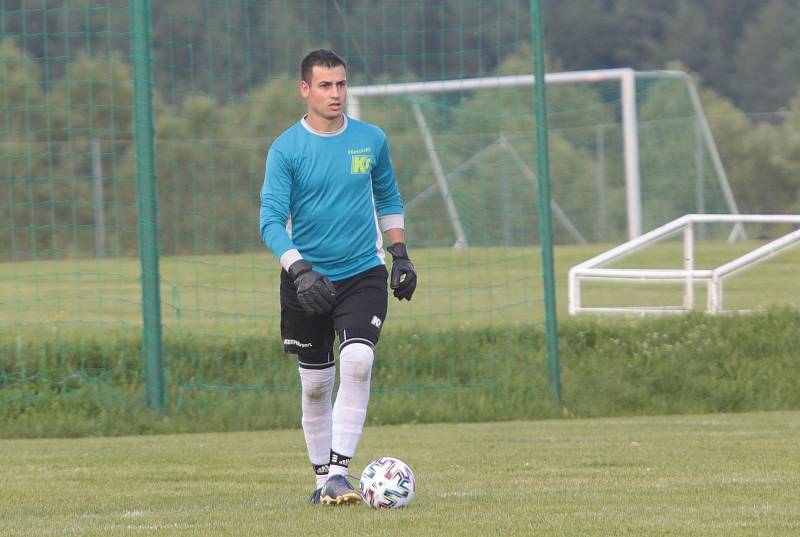 Fotbalisté Újezdu (ve žlutých dresech) zdolali Vysoké Pole 4:2 a před letní pauzou zůstali v čele Ligy4.