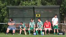 Fotbalisté Újezdu (ve žlutých dresech) zdolali Vysoké Pole 4:2 a před letní pauzou zůstali v čele Ligy4.